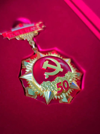 公司党委走访慰问老党员 颁发“光荣在党50年”纪念章.